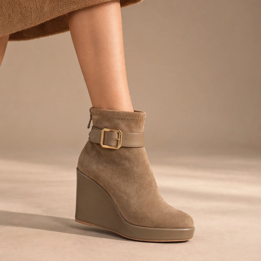 Alma • Botines De Cuña Efecto Ante Con Hebilla