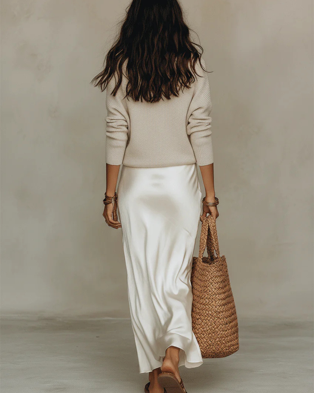 Conjunto Alessia en marfil, de espaldas