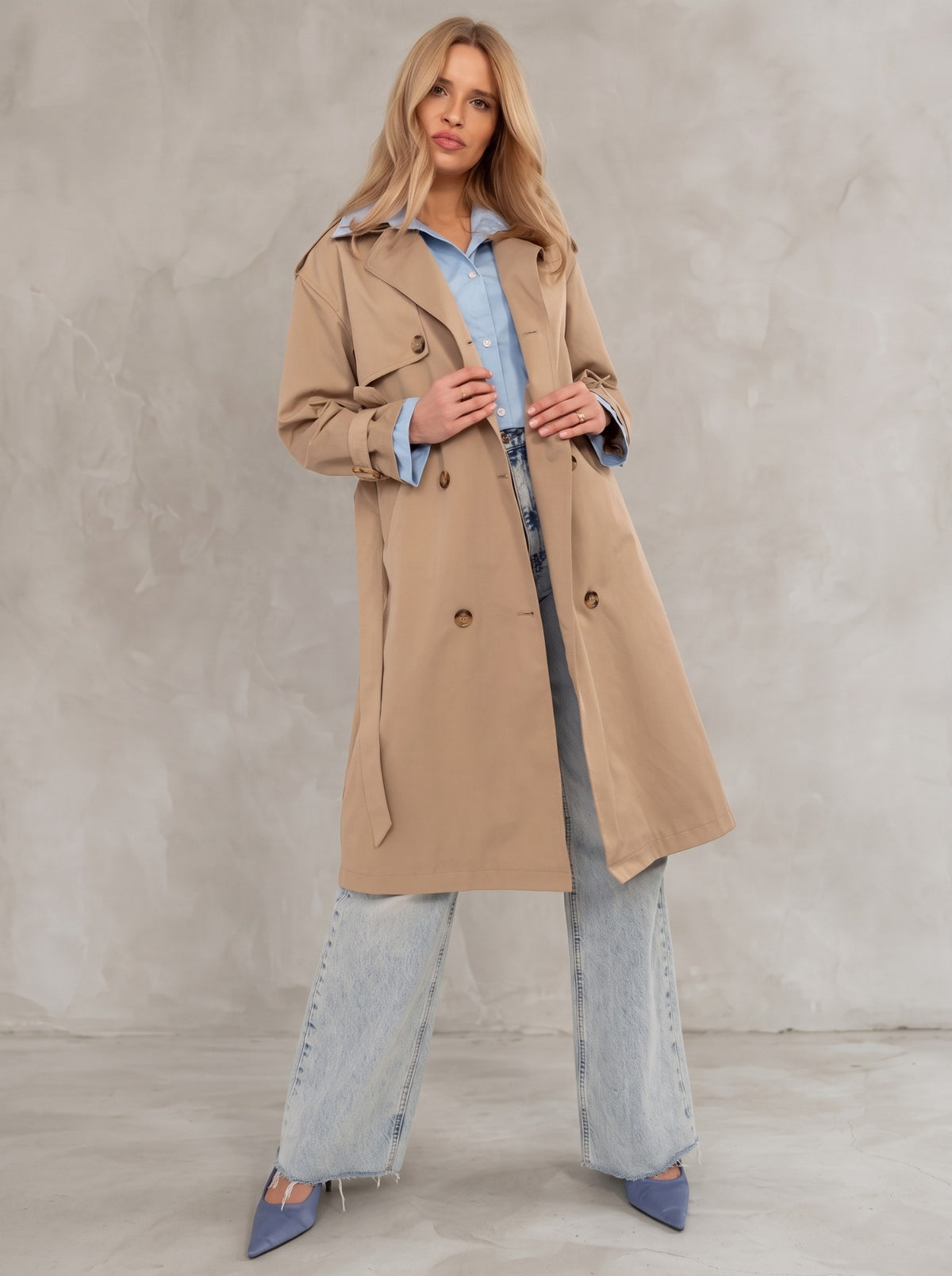 Gabardina Olivia camel con camisa azul y vaqueros