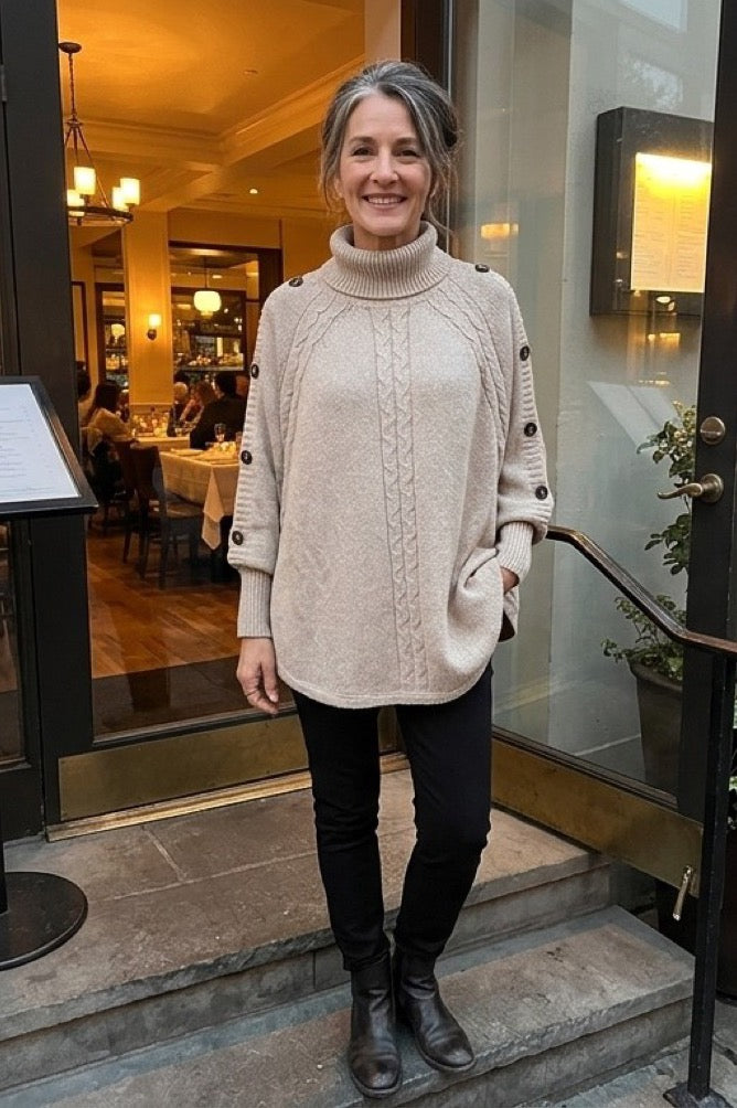 Mujer con jersey beige de cuello alto y botones